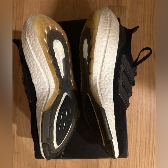 ADIDAS ULTRABOOST 21 BLACK WOMEN’S RUNNING SNEAKER WITH BOX. (10) - Picture 6 of 13
